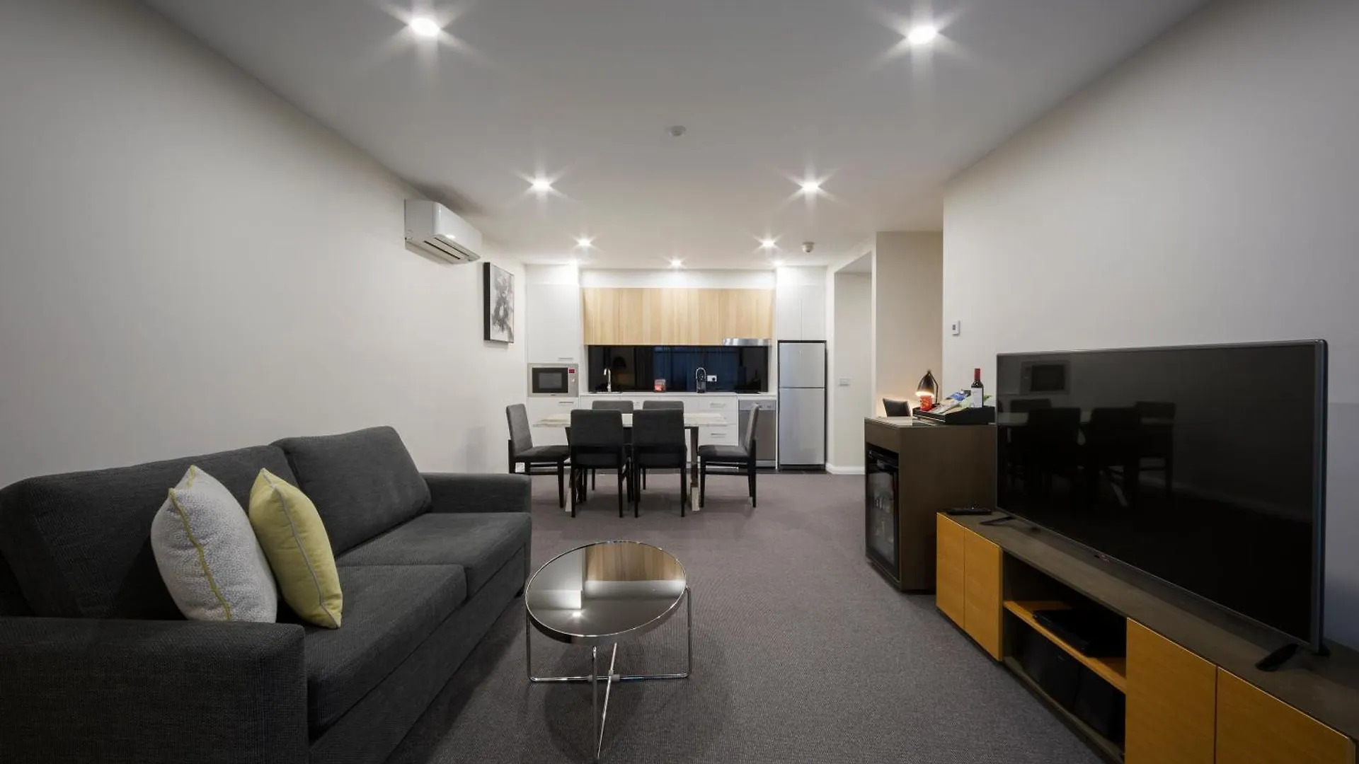 Avenue Hotel Canberra 4*,  Australia