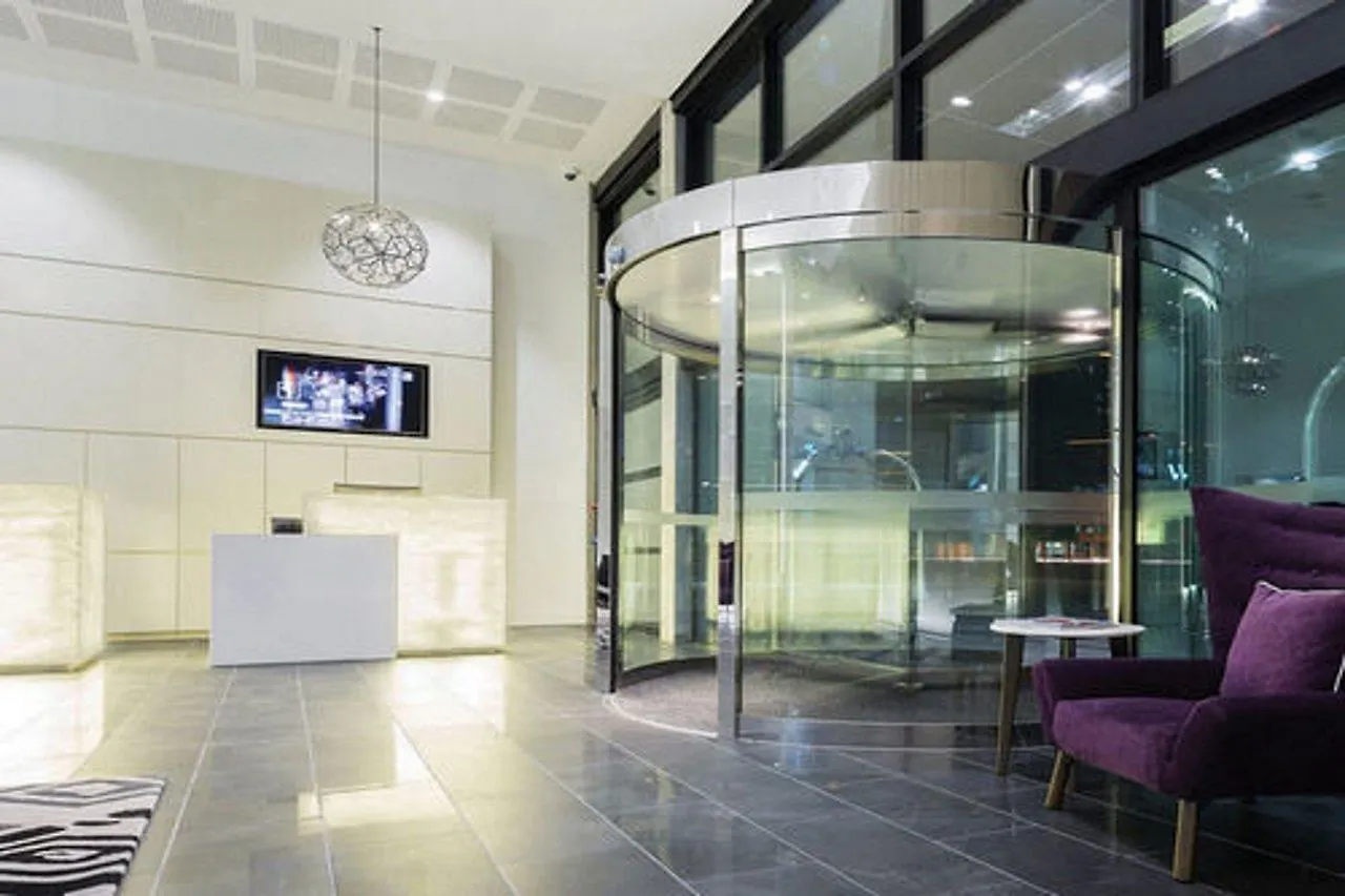 ****  Avenue Hotel Canberra Australia