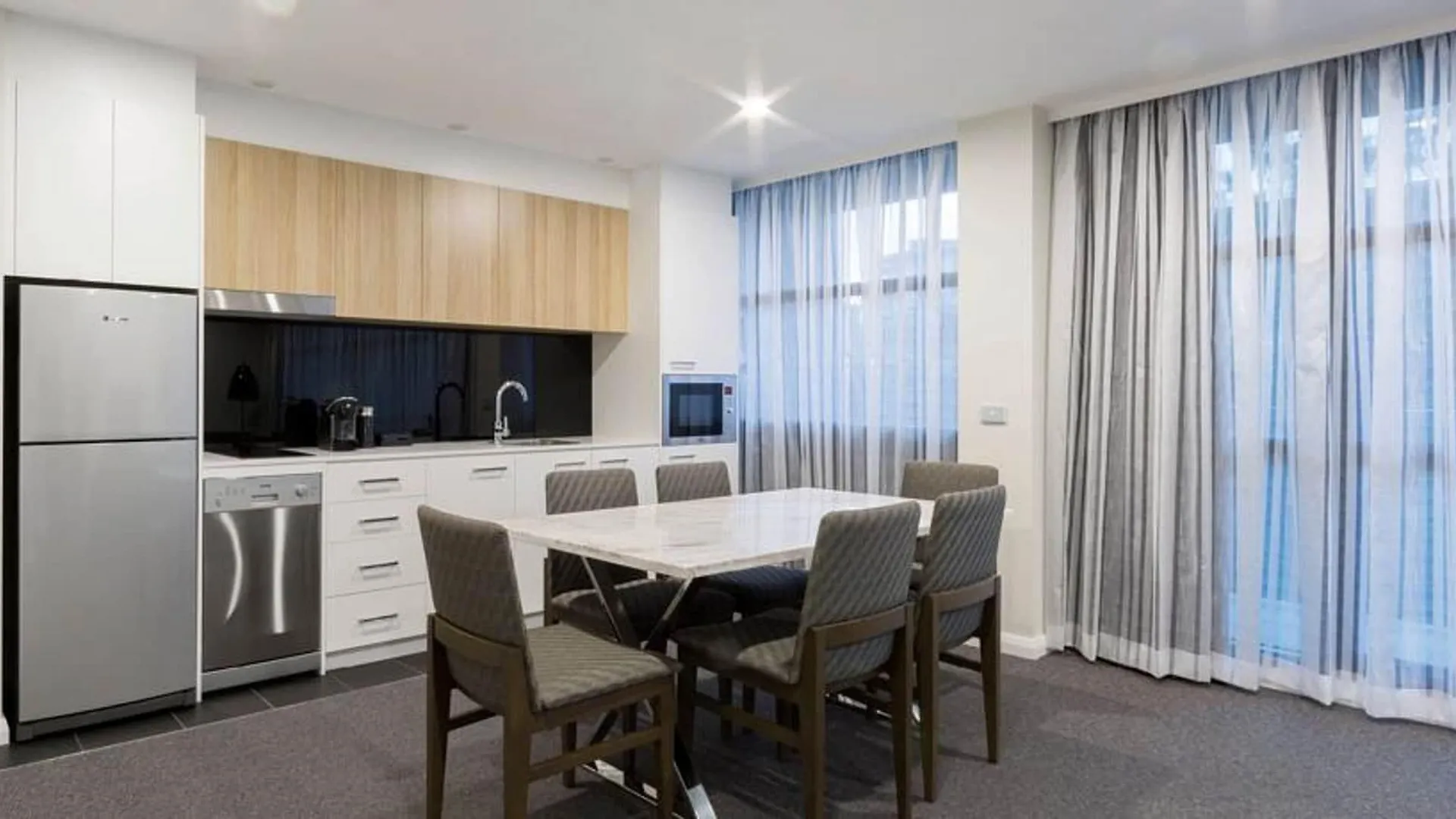 Avenue Hotel Canberra 4*,